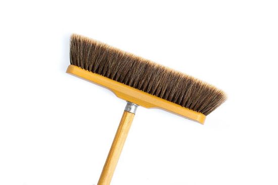 Dřevěný smeták s dvoubarevným koňským vlasem