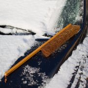 Koště na odmetání sněhu z auta